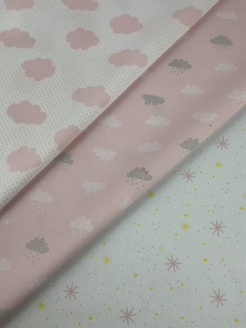 Pique canutillo estampado "Nubes y estrellas rosa bebé"